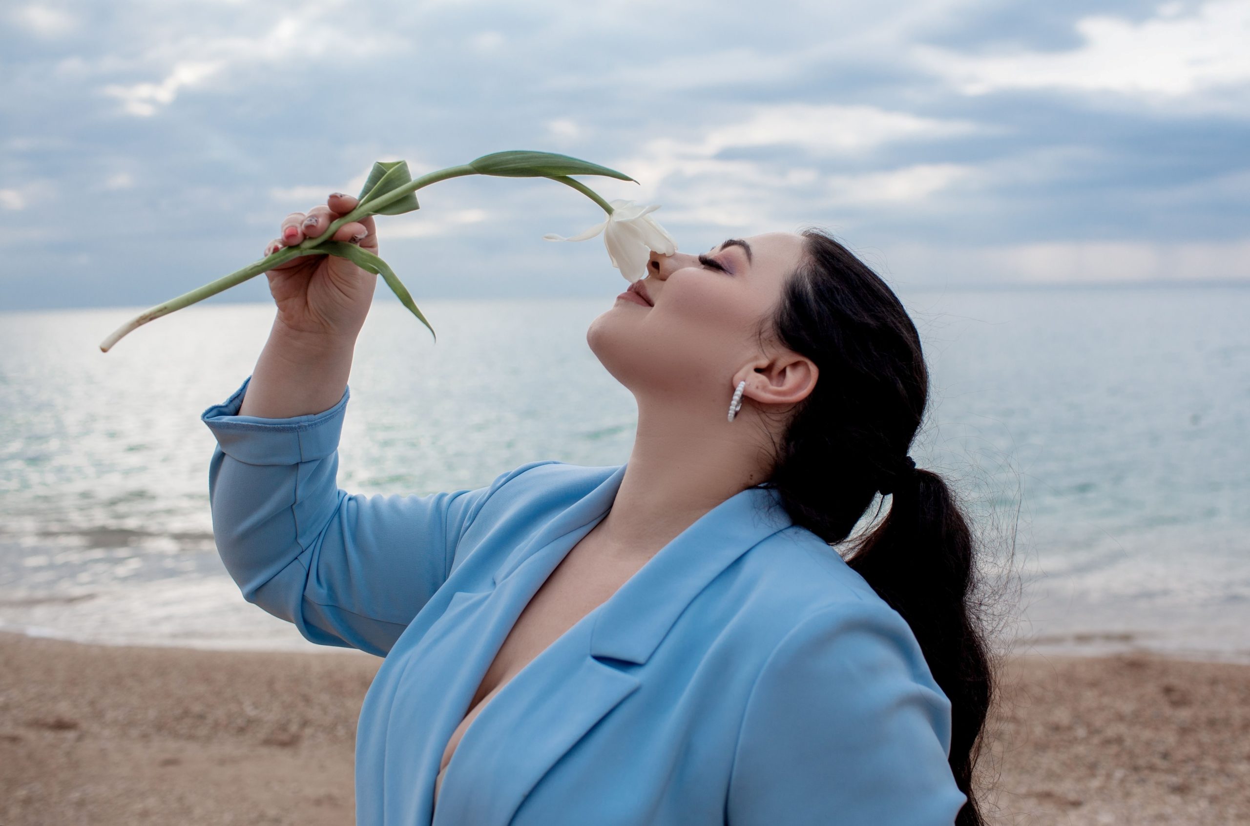 Femme en veste bleue